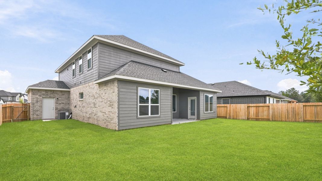 Exterior details and patio area of a home in Silverthorne, Conroe (Image 3).