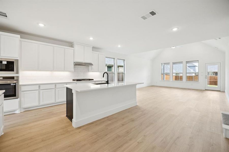 Furnished interior view inside a new home in Dove Hollow, Waxahachie (Image 8).