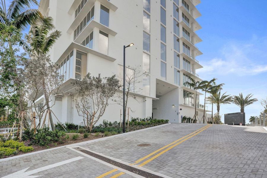 Condo located in Pompano Beach, FL showcasing its design and architecture (Image 34).