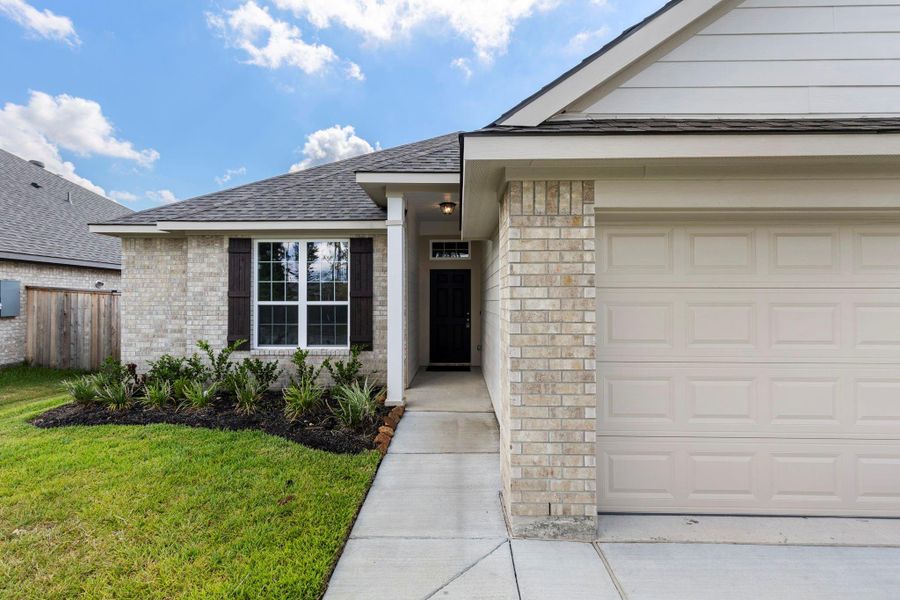 Exterior details and patio area of a home in Ladera Creek, Conroe (Image 4).