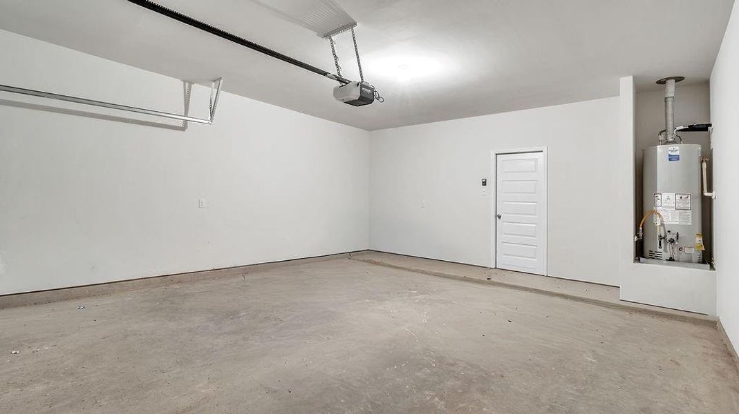 Spacious, unfurnished interior of a new home in Aldine Pines, Houston (Image 33).