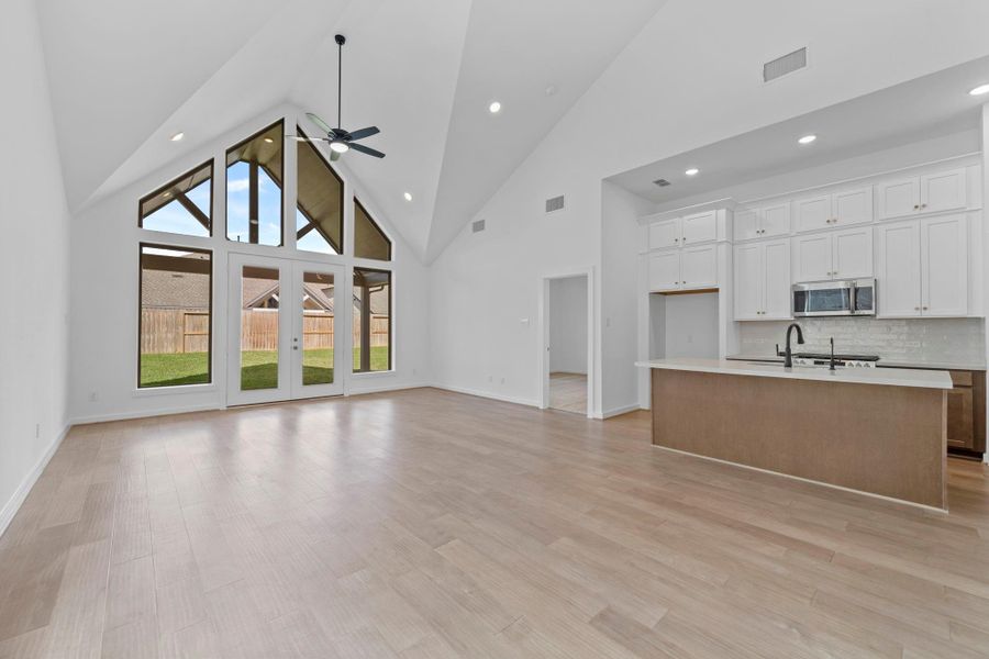 Spacious, unfurnished interior of a new home in Sienna 45', 50', Missouri City (Image 17). Spacious, unfurnished interior of a new home in Sienna 45', 50', Missouri City (Image 17).