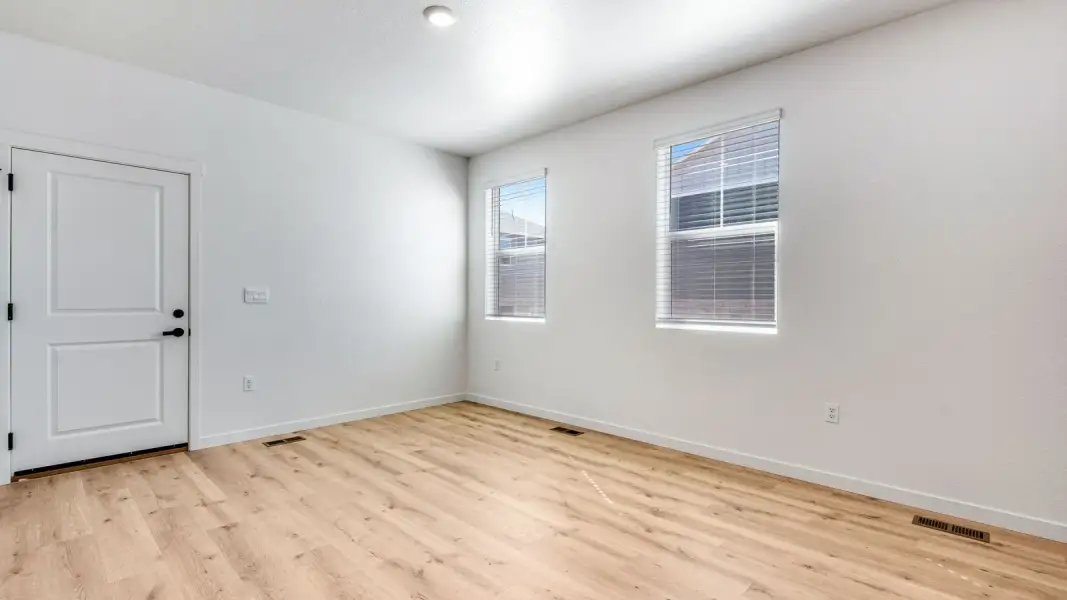Spacious, unfurnished interior of a new home in Horizon Uptown, Aurora (Image 10).