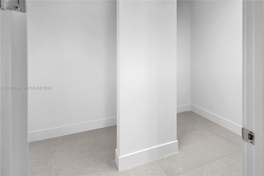 Spacious, unfurnished interior of a new home in , Fort Lauderdale (Image 13).