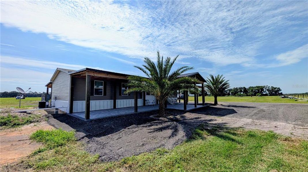 Exterior details and patio area of a home in , Wauchula (Image 16).