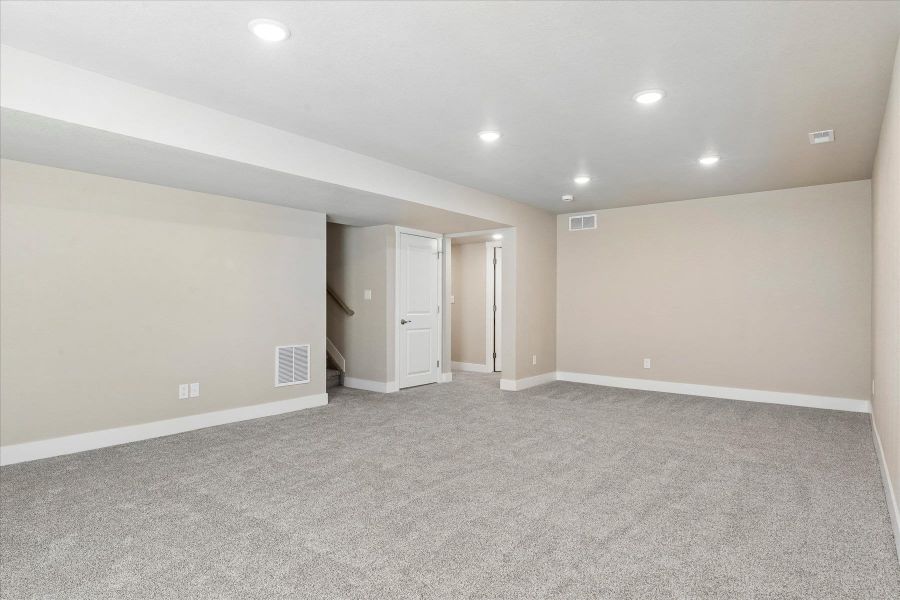 Spacious, unfurnished interior of a new home in The Glen-12, Colorado Springs (Image 12).