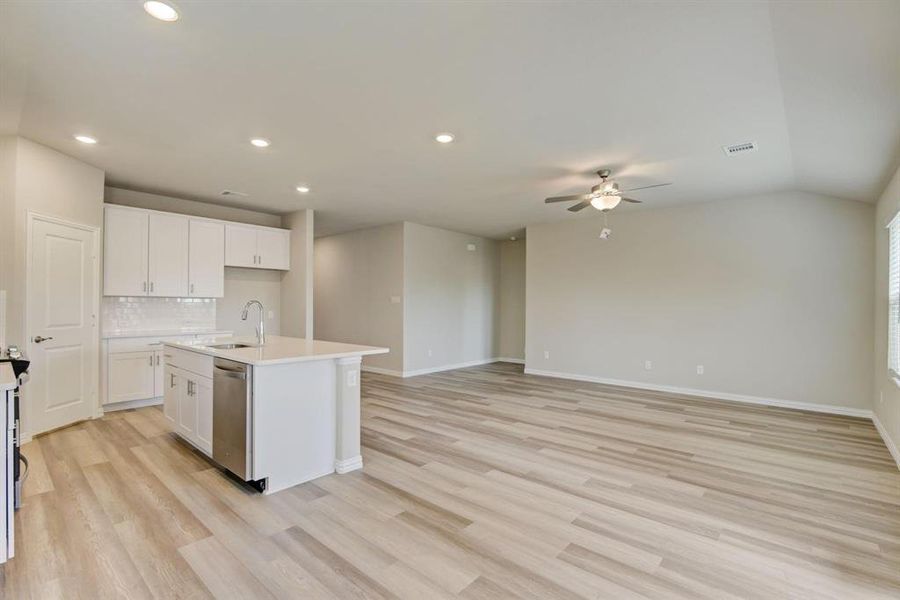 Spacious, unfurnished interior of a new home in Stratton Place, Greenville (Image 11).
