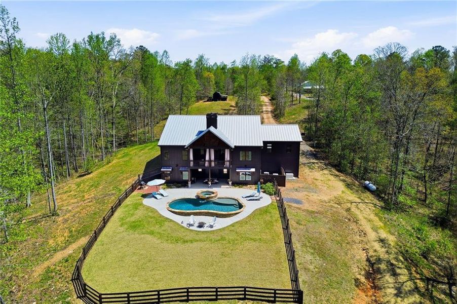 Community amenities in , Talking Rock (Image 72).