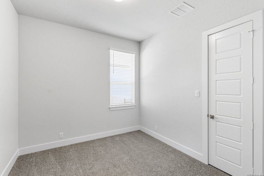 Spacious, unfurnished interior of a new home in Esperanza 50's, Boerne (Image 28).