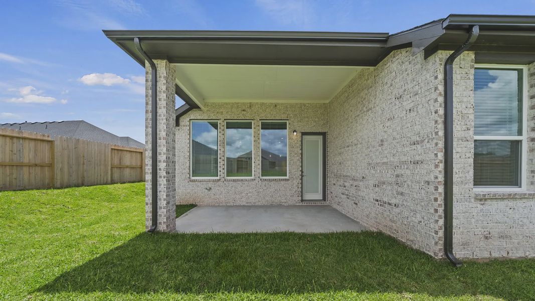 Exterior details and patio area of a home in Sienna 45', Missouri City (Image 3).