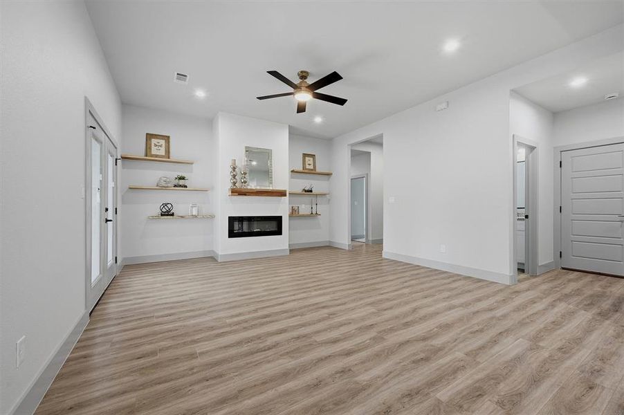 Spacious, unfurnished interior of a new home in , Sherman (Image 32).