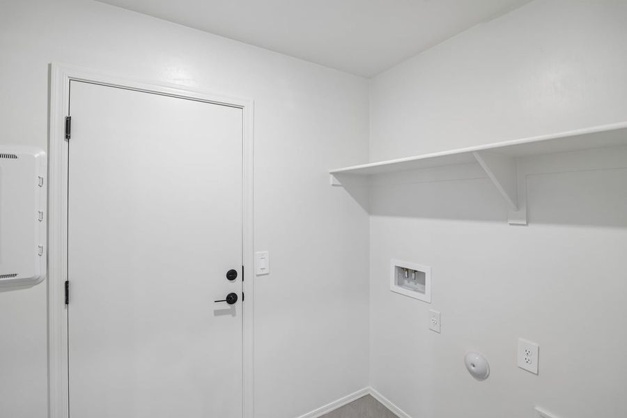 Spacious, unfurnished interior of a new home in The Landings at Rancho Del Lago, Vail (Image 18).
