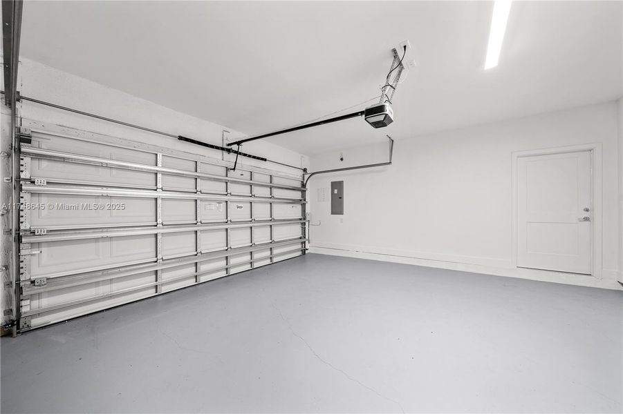 Spacious, unfurnished interior of a new home in , Fort Myers (Image 19).