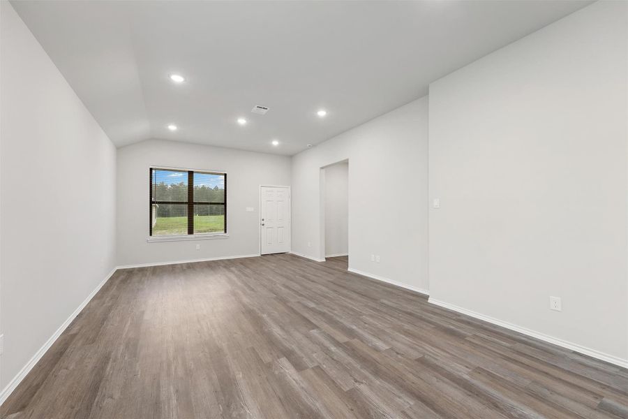 Spacious, unfurnished interior of a new home in , Lufkin (Image 20).
