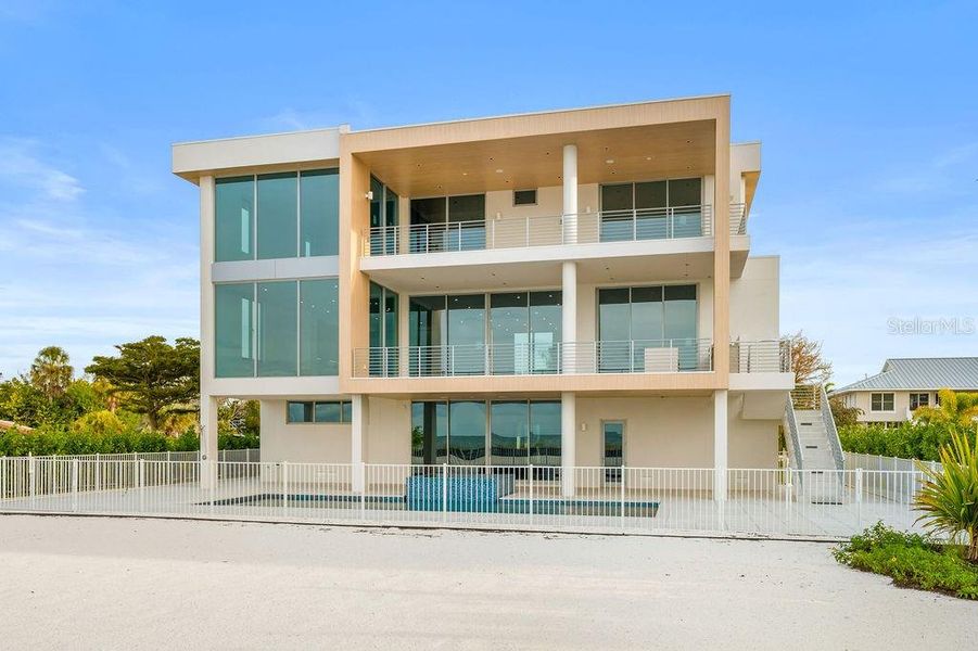 Condo located in Longboat Key, FL showcasing its design and architecture (Image 9).