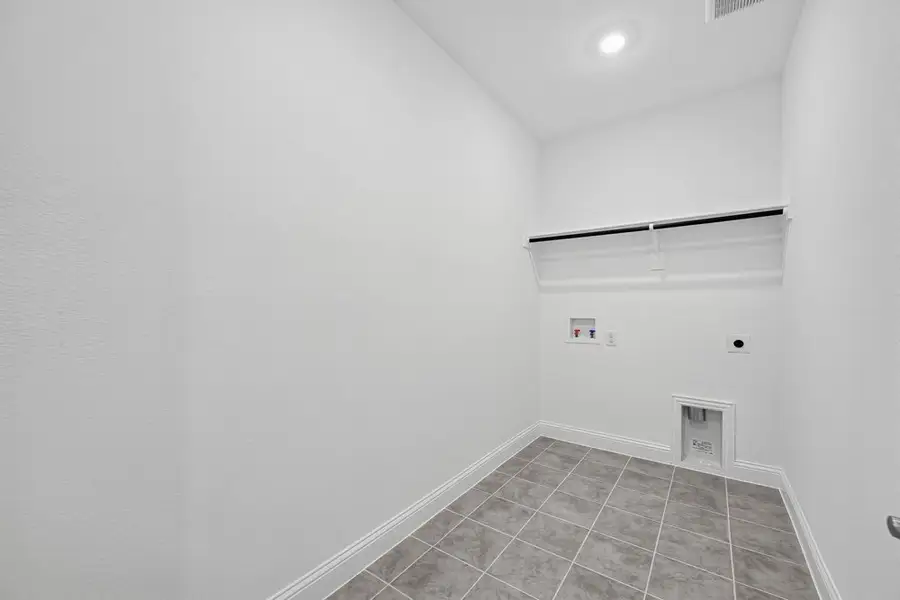 Spacious, unfurnished interior of a new home in South Oak, Lakewood Village (Image 30).