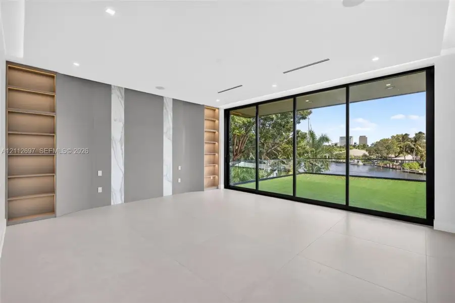 Spacious, unfurnished interior of a new home in , Fort Lauderdale (Image 28).