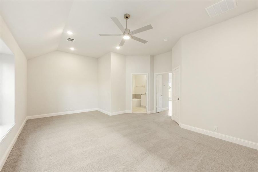 Spacious, unfurnished interior of a new home in El Dorado, Granbury (Image 32).