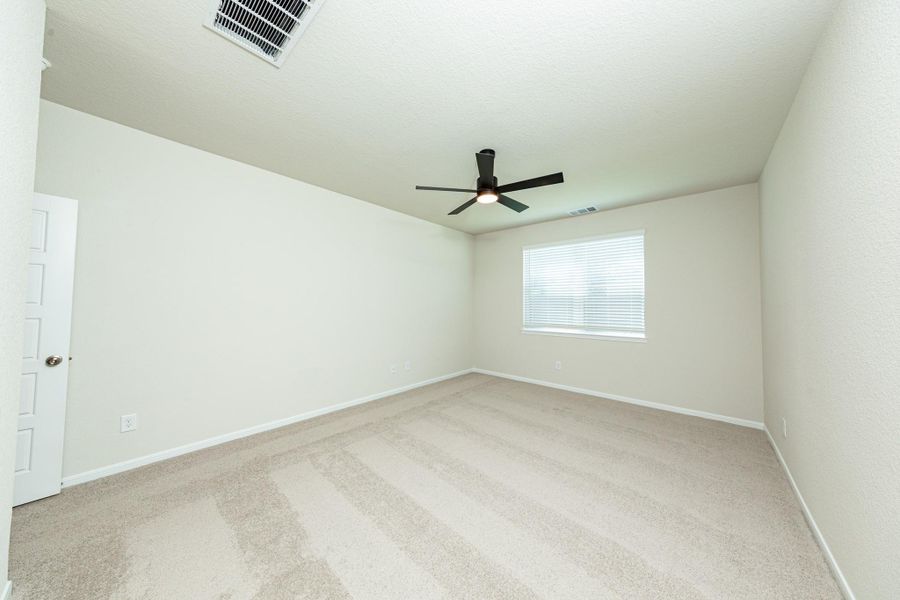 Spacious, unfurnished interior of a new home in Bammel Oaks, Houston (Image 13).