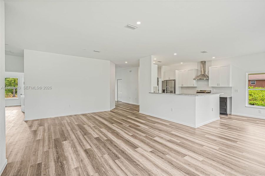 Spacious, unfurnished interior of a new home in , Sebring (Image 22).