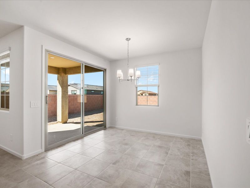 Spacious, unfurnished interior of a new home in Entrada Del Toro, Sahuarita (Image 7).