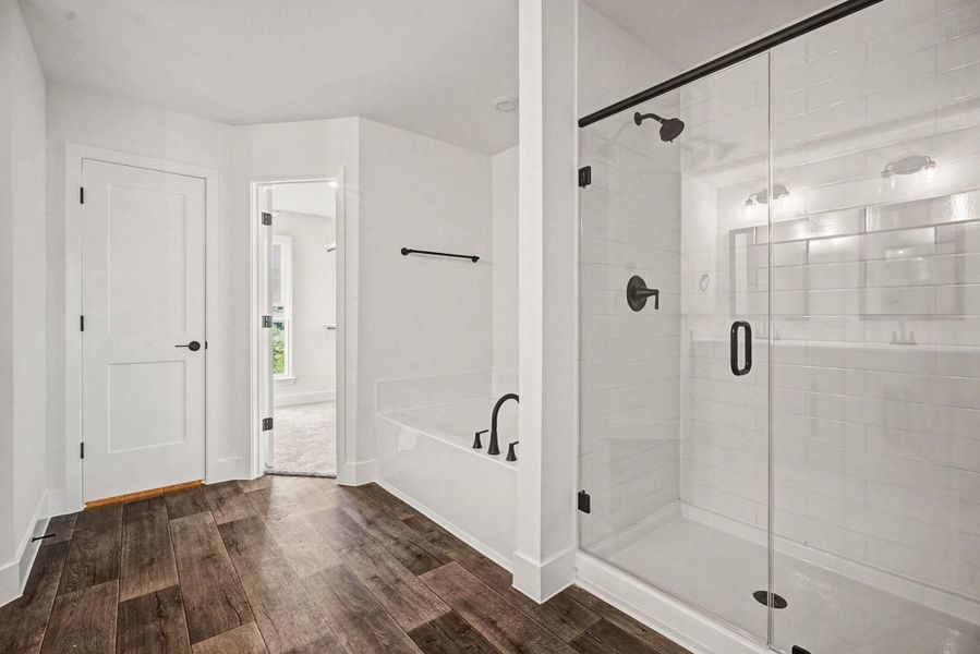 Spacious, unfurnished interior of a new home in , Angleton (Image 19).