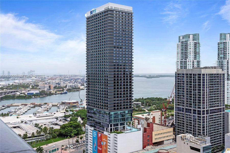 Condo located in Miami, FL showcasing its design and architecture (Image 2). Condo located in Miami, FL showcasing its design and architecture (Image 2).