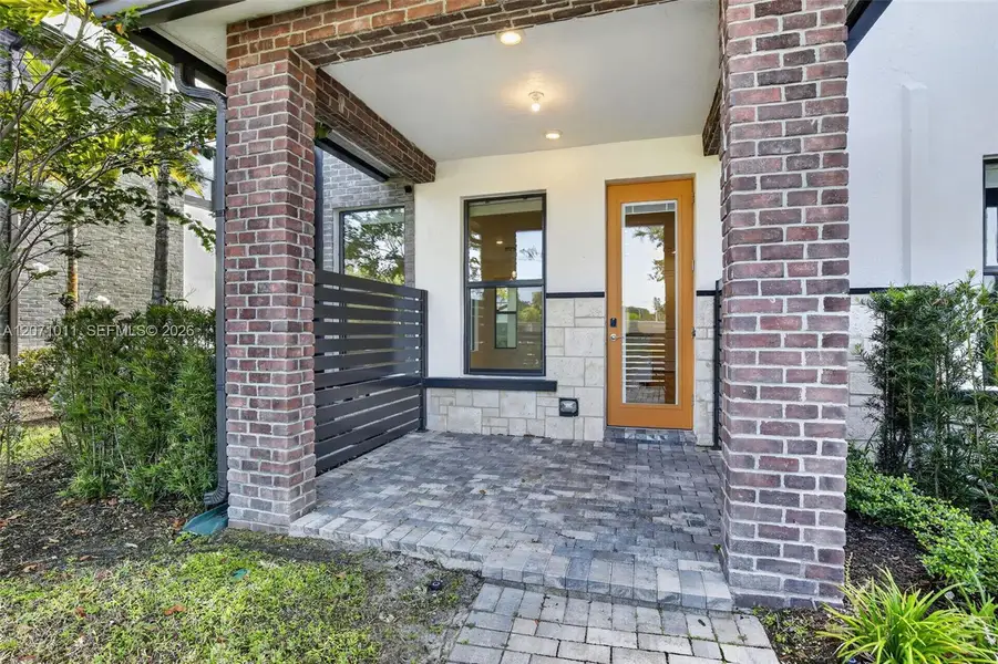 Exterior details and patio area of a home in , Plantation (Image 3).