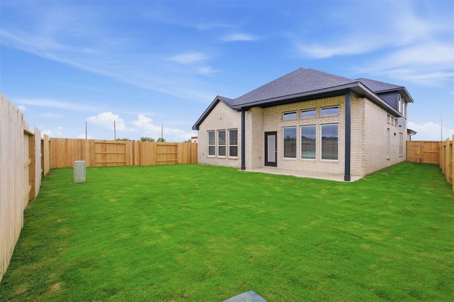 Exterior details and patio area of a home in Wildrye, Waller (Image 28).
