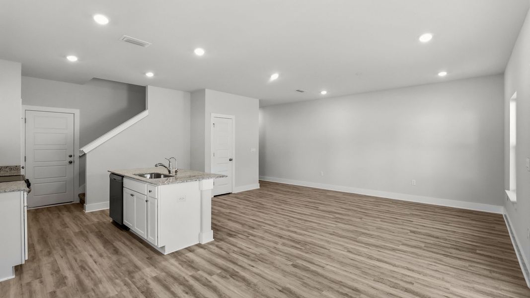 Spacious, unfurnished interior of a new home in Chateau Nemours, Port Saint Joe (Image 24).