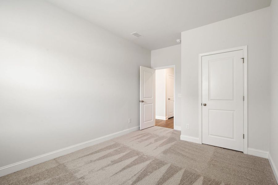 Spacious, unfurnished interior of a new home in Waterways, Richmond Hill (Image 14).