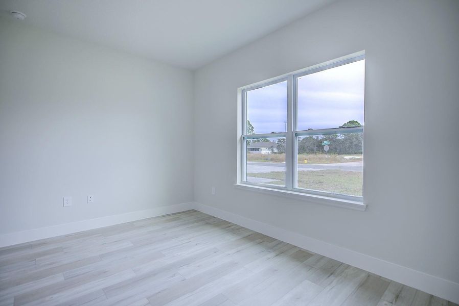 Spacious, unfurnished interior of a new home in , Sebring (Image 17).
