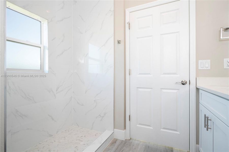 Spacious, unfurnished interior of a new home in , Sebring (Image 40).