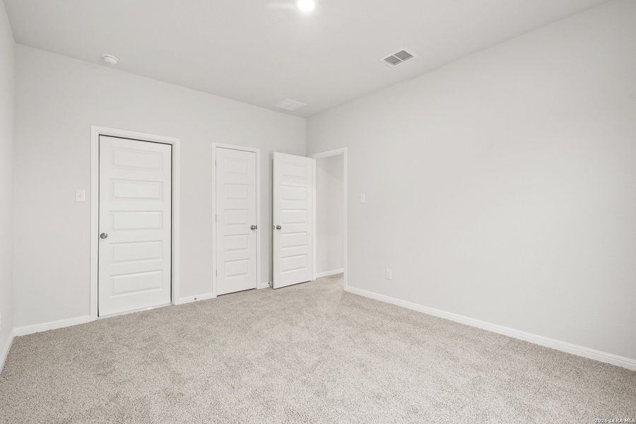 Spacious, unfurnished interior of a new home in Hunters Ranch, San Antonio (Image 12).