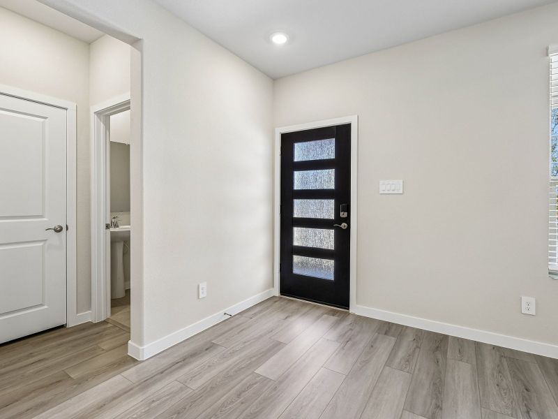 Spacious, unfurnished interior of a new home in Oak Ridge Park, Corinth (Image 10).