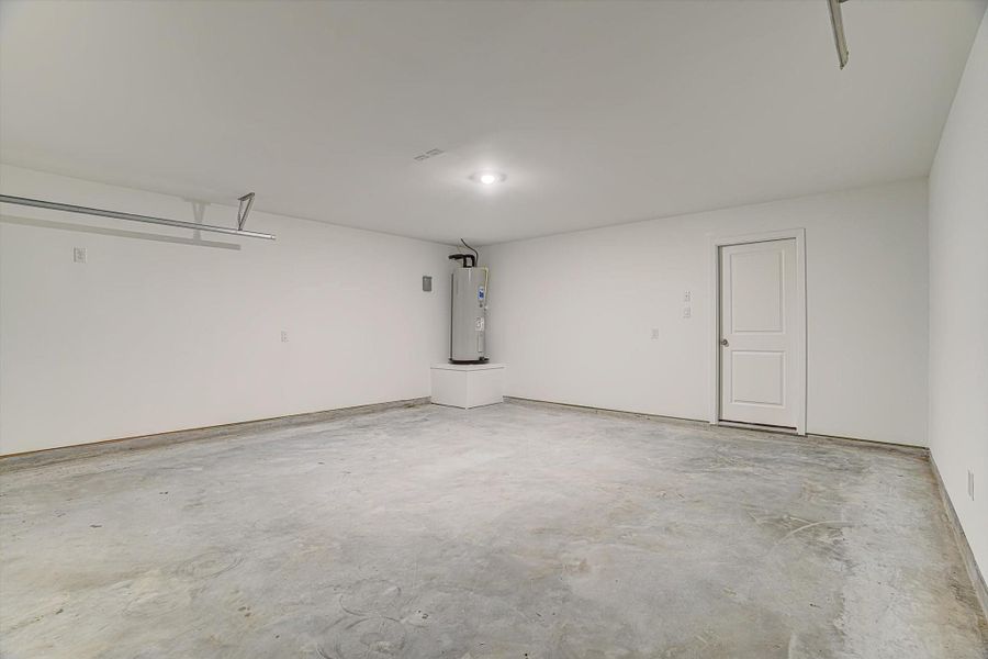 Spacious, unfurnished interior of a new home in Santa Fe Village, Cleveland (Image 32).