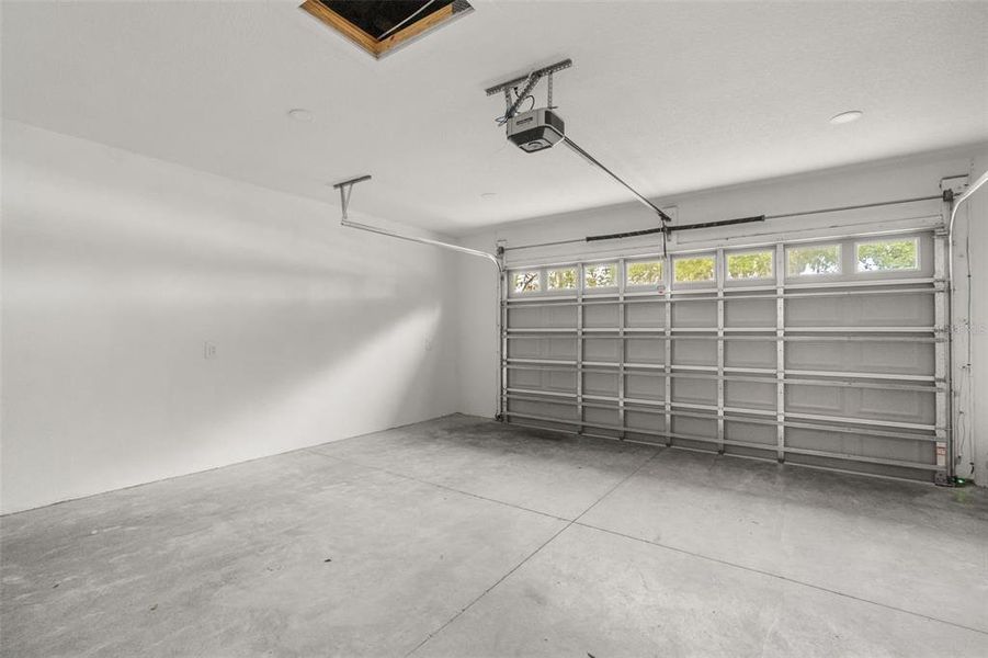 Spacious, unfurnished interior of a new home in , Mascotte (Image 21).