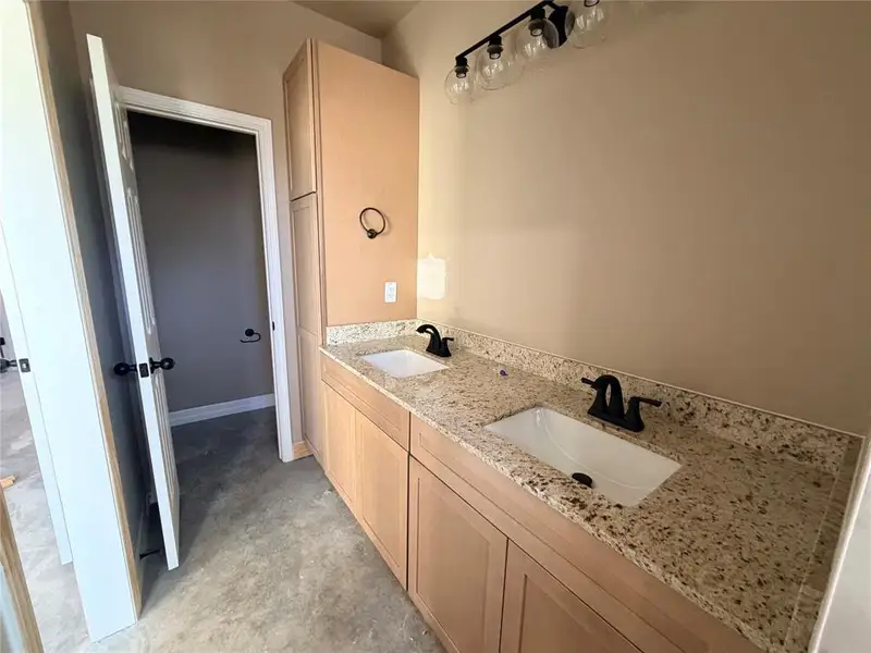 Furnished interior view inside a new home in , Killeen (Image 3).