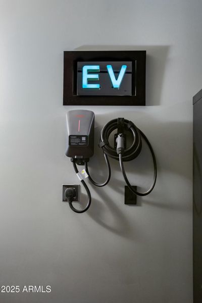 E-V CAR CHARGER