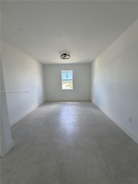 Spacious, unfurnished interior of a new home in , Cape Coral (Image 11).