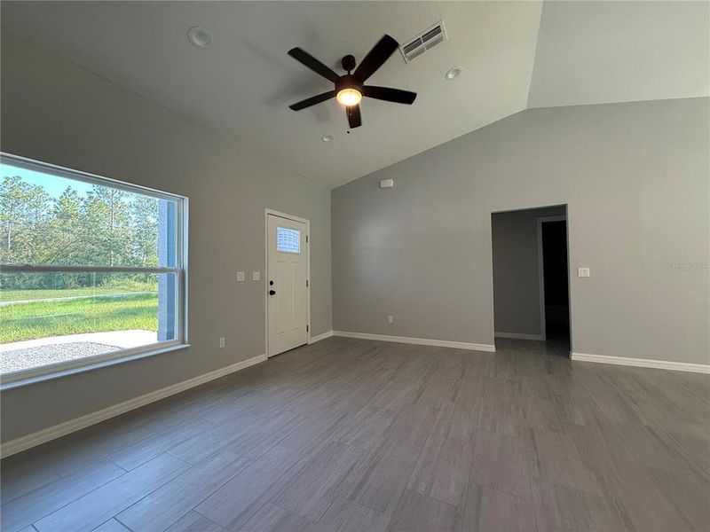 Spacious, unfurnished interior of a new home in , Ocala (Image 5).