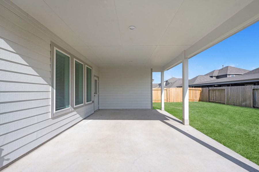 Exterior details and patio area of a home in Beacon Hill, Waller (Image 4).