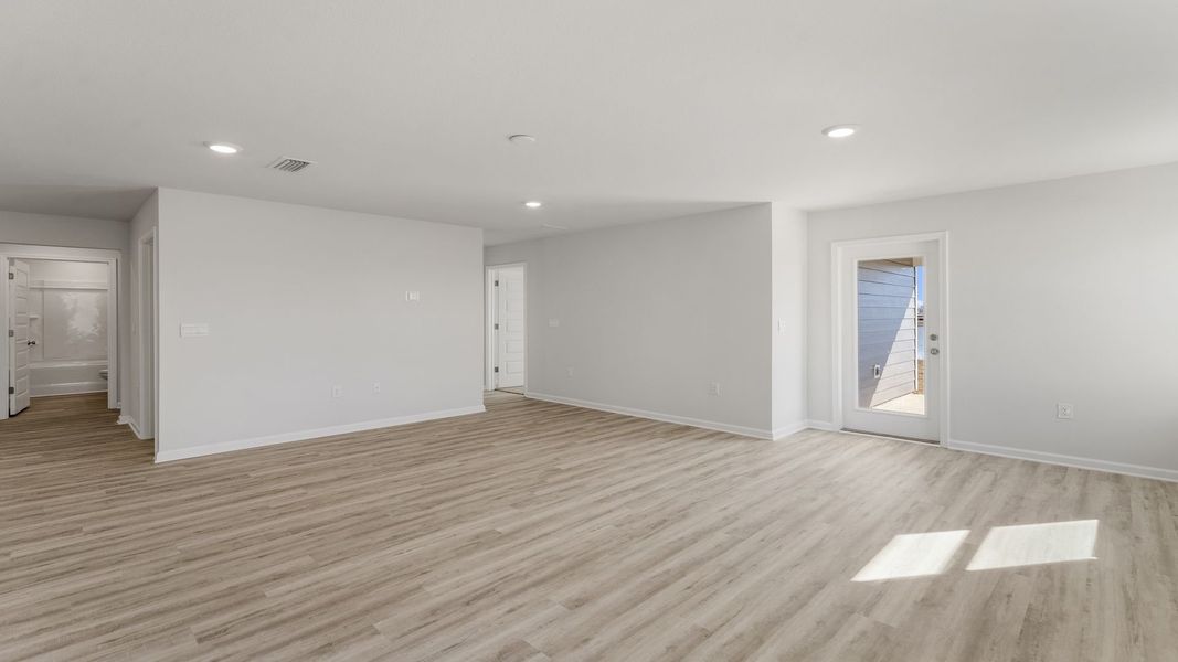 Spacious, unfurnished interior of a new home in Sunny Hills, Chipley (Image 14).