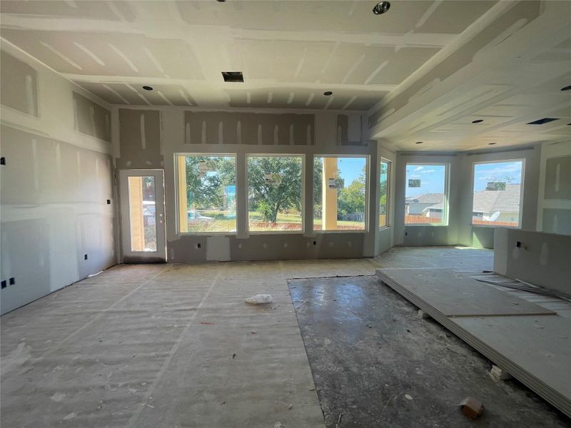 Spacious family room for all to enjoy. Spacious family room for all to enjoy.