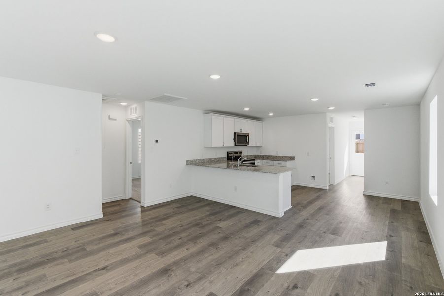 Spacious, unfurnished interior of a new home in Horizon Ridge, San Antonio (Image 24).