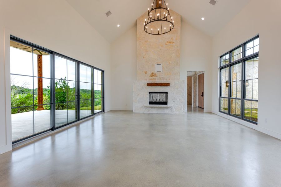 Spacious, unfurnished interior of a new home in Eagles Bluff, Weatherford (Image 23).