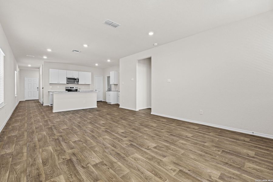 Spacious, unfurnished interior of a new home in Stonehill, San Antonio (Image 21).
