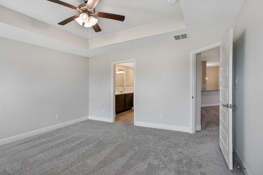 Spacious, unfurnished interior of a new home in Bayou Maison, Dickinson (Image 21).