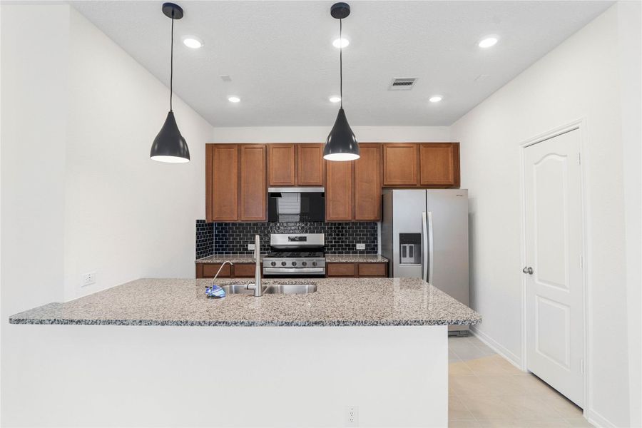 The extended breakfast bar provides additional seating—perfect for a quick meal—while keeping you connected to conversations in both the kitchen and dining area. The extended breakfast bar provides additional seating—perfect for a quick meal—while keeping you connected to conversations in both the kitchen and dining area.