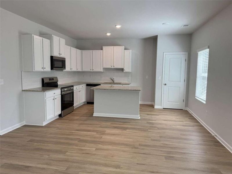 Furnished interior view inside a new home in Deer Creek, Temple (Image 8).
